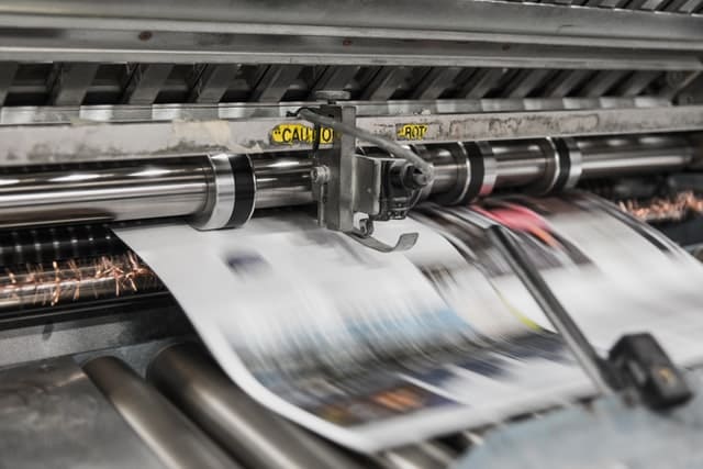 Mediendarstellung: Zeitungen in der Druckerpresse